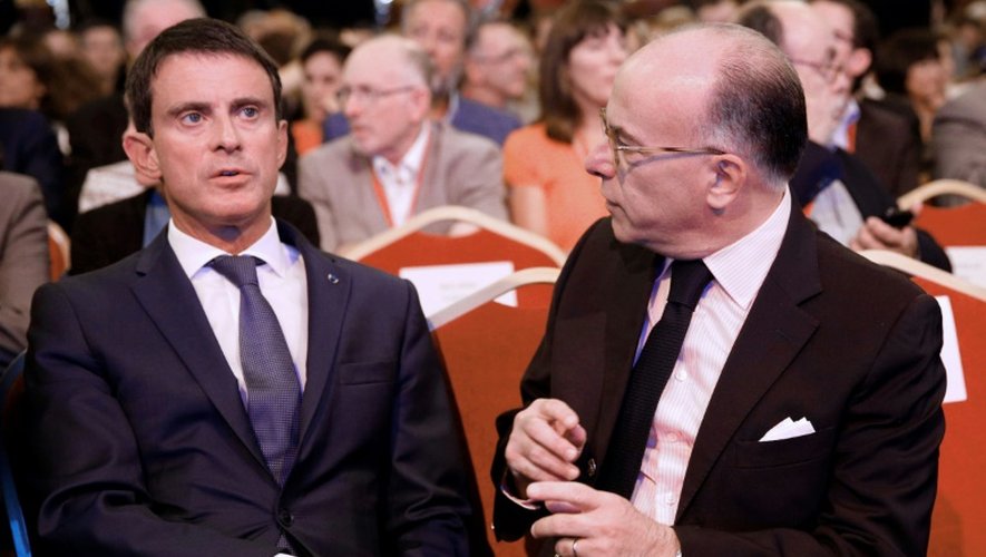 Le Premier ministre Manuel Valls (g) et le ministre de l'Intérieur Bernard Cazeneuve, le 8 septembre 2016 à Paris