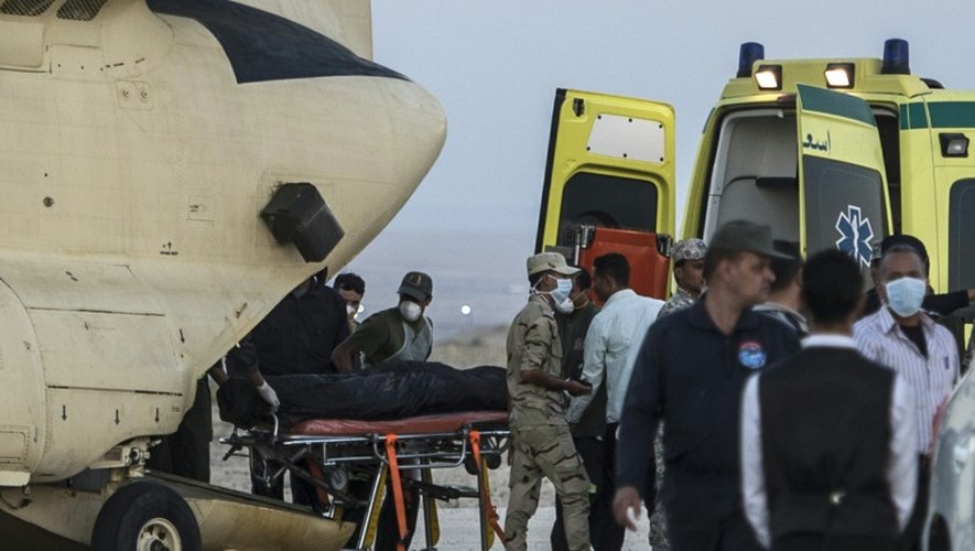 Des secouristes égyptiens transportent les corps des victimes du crash d'un avion russe dans le Sinaï, le 31 octobre 2015