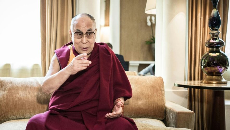 Le dalaï lama lors d'un entretien dans un hôtel à Paris le 13 septembre 2016