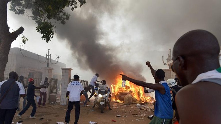 Des manifestants saccagent et incendient l'Assemblée nationale à Ouagadougou, le 30 octobre 2014 au Burkina Faso