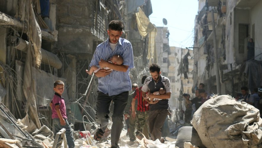 Des syriens fuyant les bombardements avec des bébés dans les bras, le 11 septembre 2016