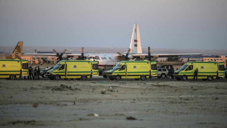 Des ambulances égyptiennes sur la base militaire de Kabret près du canal de Suez le 31 octobre 2015, alors que les dépouilles des victimes du crash sont ramenées