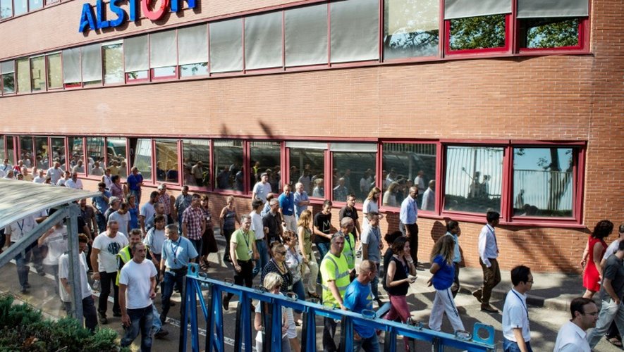 Des employés d'Alstom retournent au travail après une assemblée générale contre la fermeture de leur usine, à Belfort le 13 septembre 2016