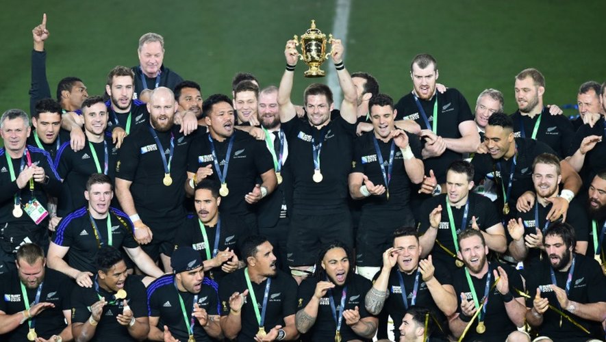 Les Néo-Zélandais brandissent la Coupe Webb -Ellis après leur victoire en finale du Mondial face à l'Australie, le 31 octobre 2015 à Twickenham