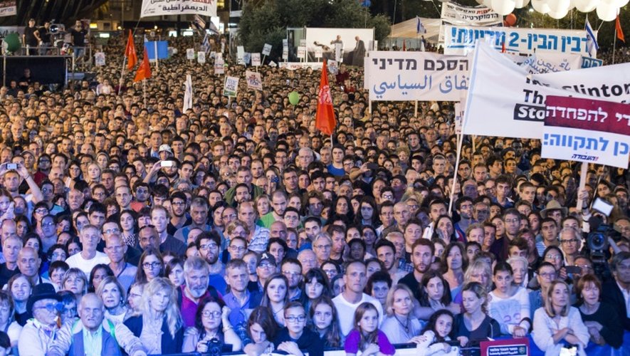 Des dizaines de milliers de personnes rassemblées à Tel Aviv pour commémorer la mémoire d'Yitzhak Rabin, le 31 octobre 2015