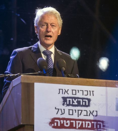 L'ex-président américain Bill Clinton lors d'un rassemblement à Tel Aviv pour commémorer la mémoire d'Yitzhak Rabin le 31 octobre 2015