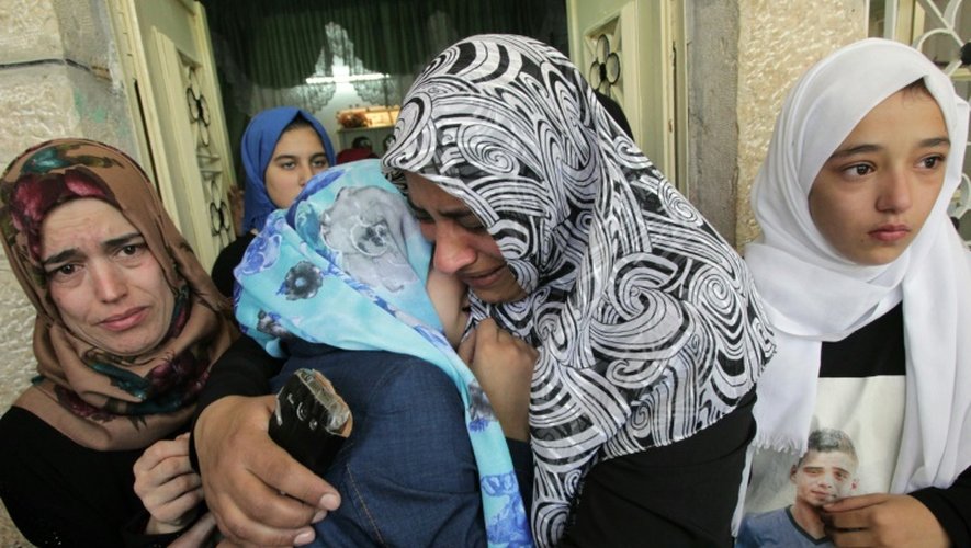 Des proches du jeune Palestinien Tareq al-Natsheh dans la maison familiale, le 31 octobre 2015 juste avant les funérailles du garçon de 17 ans, tué la veille par les forces de sécurité israéliennes