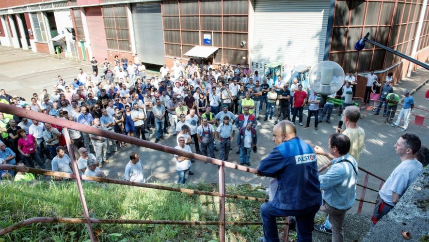 Un représentant syndicale s'adresse à l'assemblée générale des employés d'Alstom devant leur usine de Belfort, le 13 septembre 2016