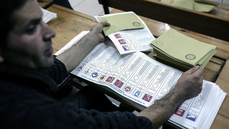 Un fonctionnaire prépare les bulletins dans un bureau de vote à Istanbul, le 1er novembre 2015