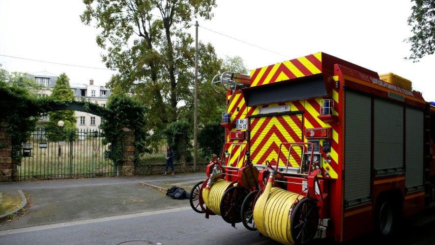Un camion de pompiers devant le futur centre d'accueil pour migrants incendié, le 6 septembre 2016, à Forges-les-Bains (Essonne)