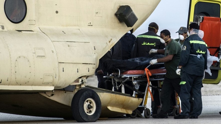 Des secouristes égyptiens sortent les corps des passagers de l'avion russe qui s'est écrasé dans le désert du Sinaï le 31 octobre 2015