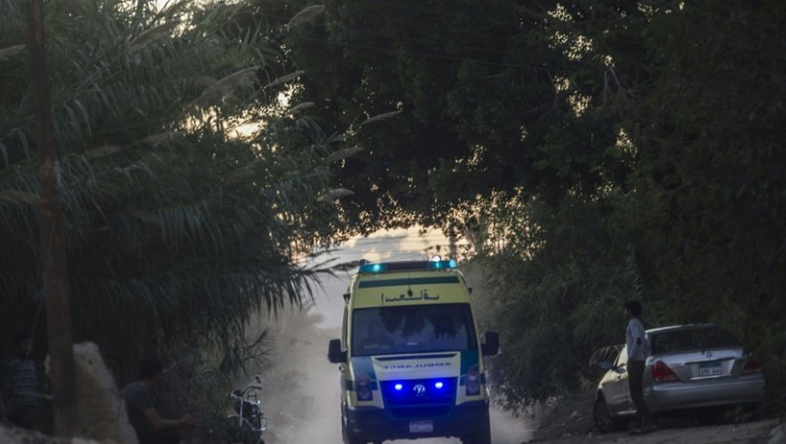 Une ambulance égyptienne arrive à la base militaire de Kabret dans le Sinaï le 31 octobre 2015, zone où l'avion russe s'est écrasé faisant 224 morts