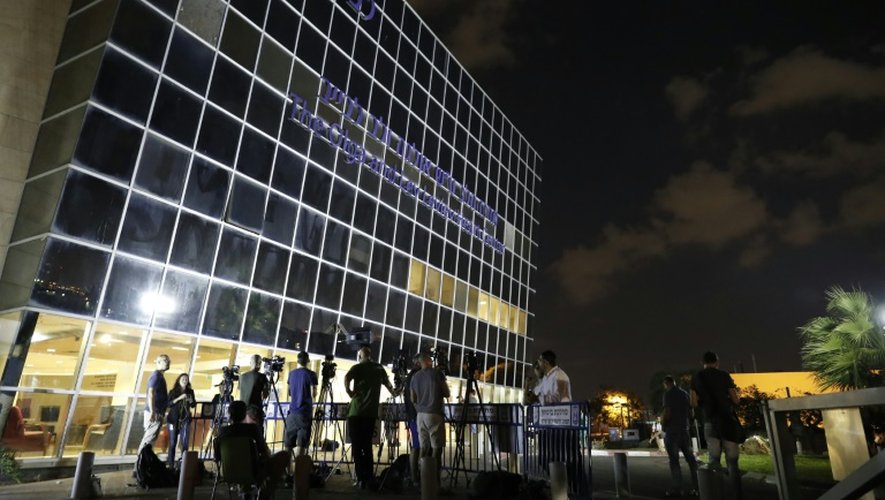 Les médias attendent devant l'hôpital où a été hospitalisé Shimon Peres, le 13 septembre 2016 à Tel Aviv