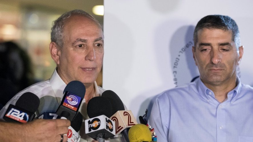 Le fils de Simon Peres, Hemi Peres (g), s'adresse à la presse devant l'hôpital où son père a été hospitalisé, le 13 septembre 2016 à Tel Aviv