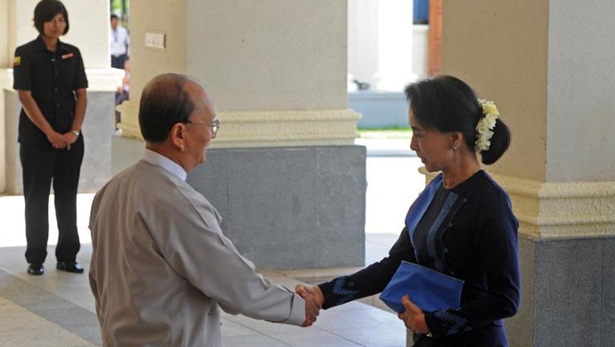 Le président birman Thein Sein accueille l'opposante Aung San Suu Kyi le 31 octobre 2014 à un sommet politique inédit à Naypyidaw