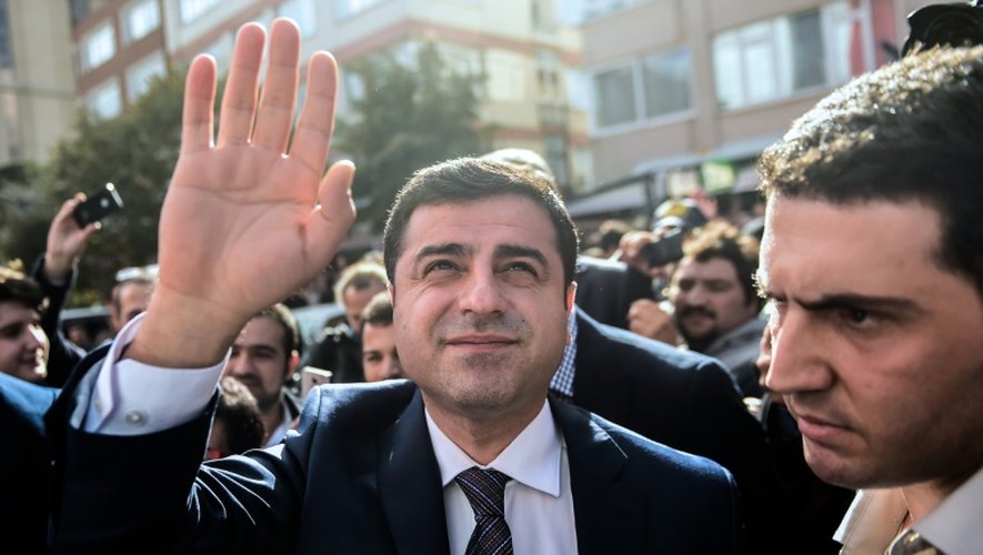 Selahattin Demirtas (C), chef du parti pro-kurde à Istanbul le 28 octobre 2015