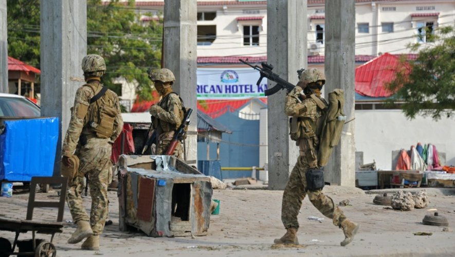 Des soldats somaliens patrouillent près de l'hotel Sahafi à Mogadiscio le 1er novembre 2015 après une attaque qui a fait au moins 12 morts