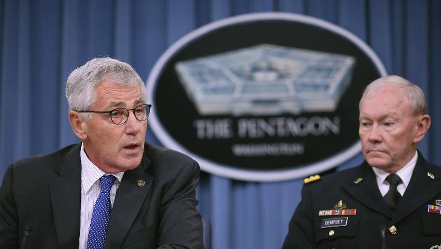 Le secrétaire d'Etat à la Défense, Chuck Hagel (g) et le chef des armées, le général Martin Dempsey, lors d'une conférence de presse au Pentagone, le 30 octobre 2014 à Arlington