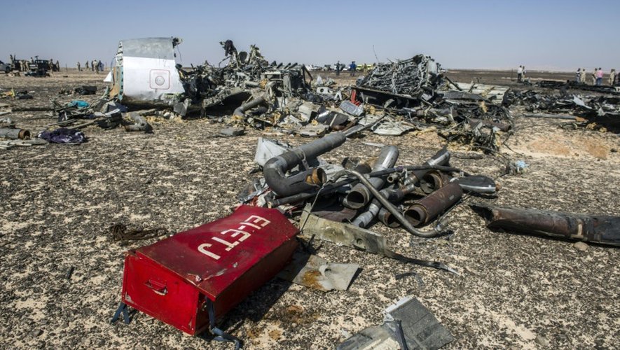 Des débris de l'avion A321 sur le side du Wadi al-Zolomat dans la péninsule du Sinaï le 1er novembre 2015