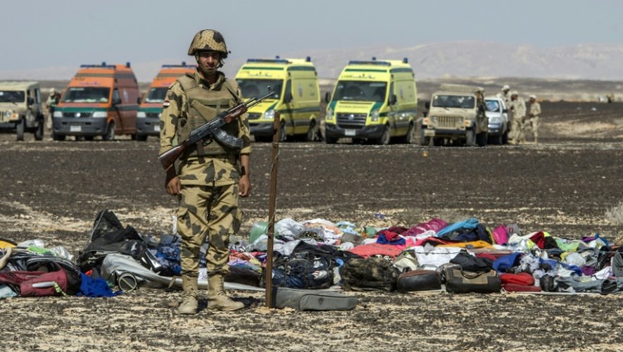 Un soldat égyptien devant les valises et effets personnels des passagers de l'avion russe A321 qui s'est écrasé dans le désert du Sinaï, le 1er novembre 2015 en Egypte
