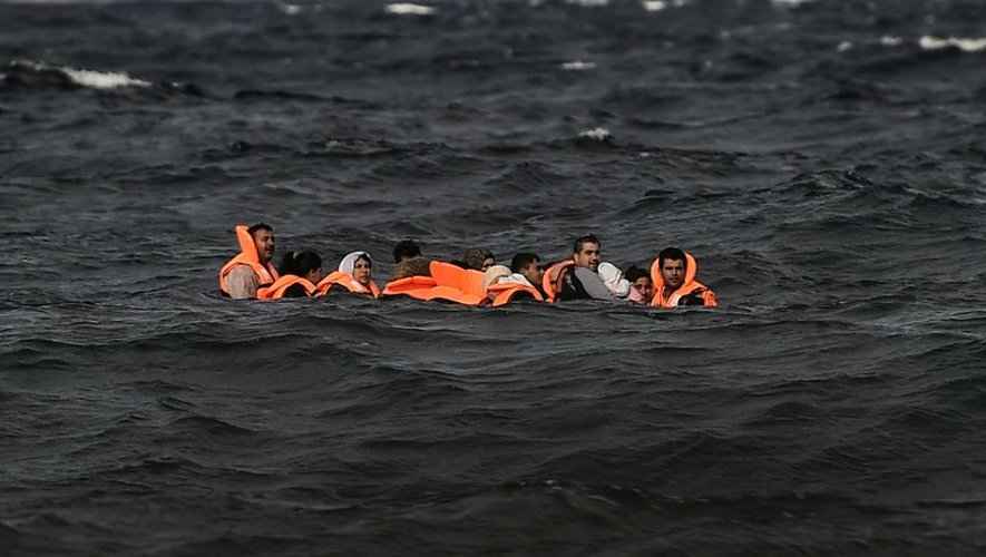 Des migrants arrivent sur l'île grecque de Lesbos, le 31 octobre 2015, après avoir traversé la mer Egée