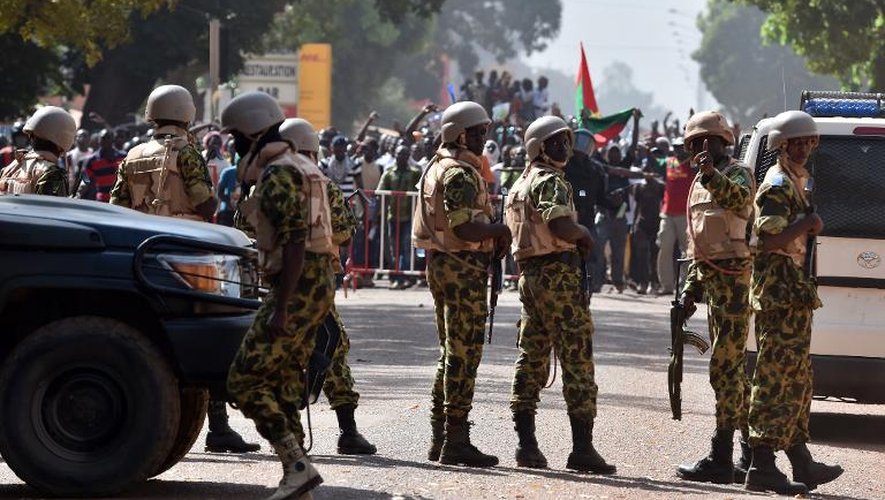 Des soldats burkinabè face aux manifestants, le 30 octobre 2014 à Ouagadougou