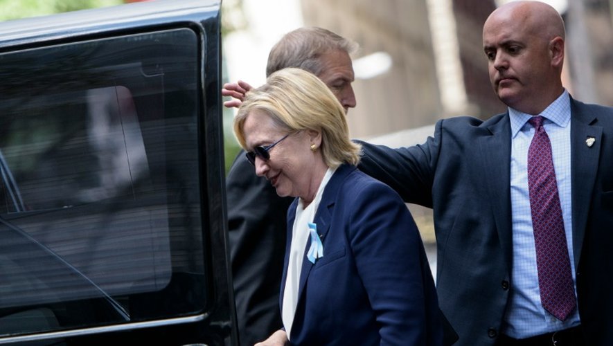 La candidate démocrate à la présidence américaine Hillary Clinton monte en voiture après avoir quitté l'appartement de sa fille, le 11 septembre 2016 à New York
