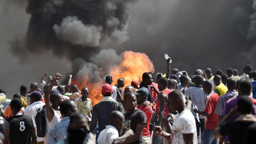 Des manifestants devant l'Assemblée nationale incendiée, le 30 octobre 2014 à Ouagadougou, au Burkina Faso