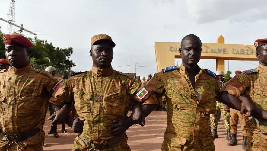 Des militaires burkinabè forment un cordon de sécurité lors de l'annonce de la démission du président Blaise Compaoré, le 31 octobre à Ouagadougou