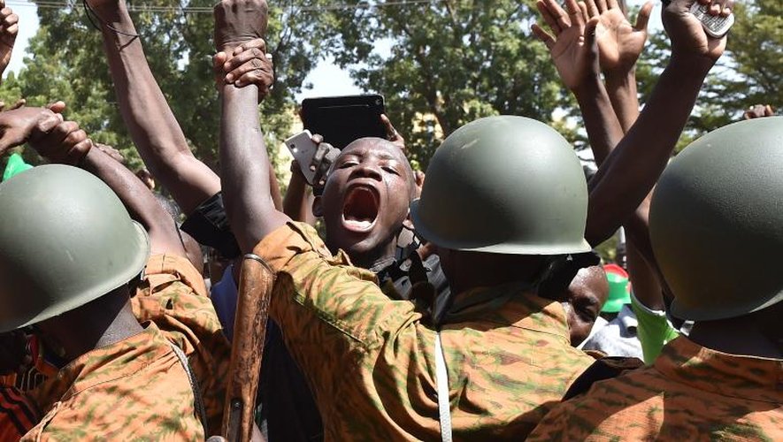 Des manifestants face à des policiers à Ouagadougou, le 31 octobre 2014