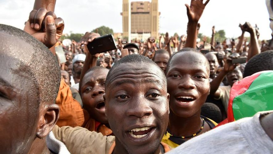 Des Burkinabès fêtent le départ du président démissionnaire Blaise Compaoré le 31 octobre 2014 à Ouagadougou