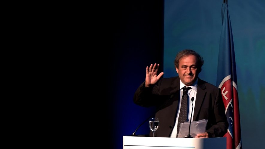 Michel Platini, président déchu de l'UEFA, salue les participants après son discours d'adieux, le 14 septembre 2016 à Lagonissi, près d'Athènes