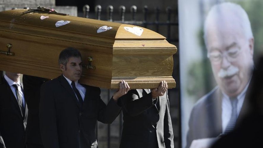 Le cercueil de Christophe de Margerie porté à l'issue de ses obsèques le 27 octobre 2014 à l'église Saint-Sulpice à Paris