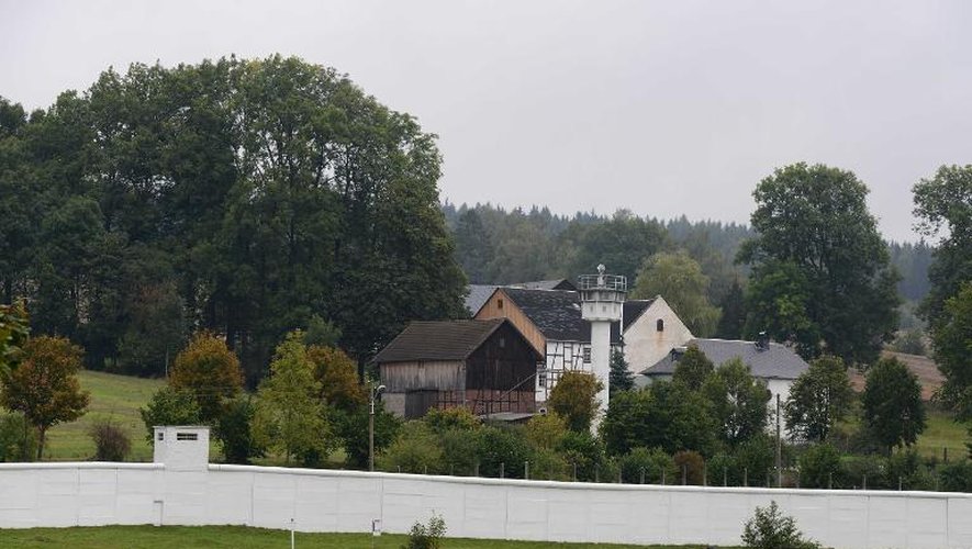 Un morceau de l'ancien mur de béton dans la bourgade de Mödlareuth (sud de l'Allemagne), le 26 septembre 2014,  qui séparait il y a 25 ans en deux cette bourgade entre Allemagne de l'est et de l'ouest