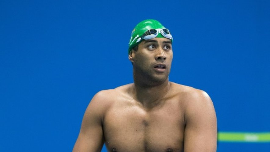 Le nageur sud-africain Achmat Hassiem retire sa prothèse aux couleurs de son pays avant de participer au 100 m nage libre (S10), le 13 septembre 2016 à Rio lors des Jeux paralympiques