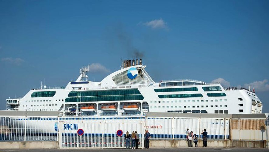 Le ferry "Danielle Casanova" de la SNCM quitte le port de Marseille le 28 octobre 2014