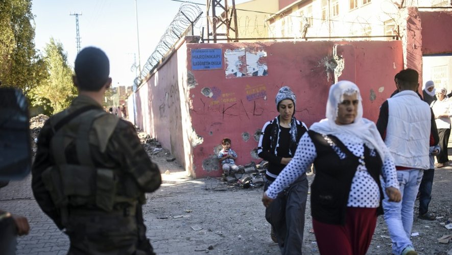 Des forces de police spéciale aux abords d'une école transformée en bureau de vote à Diyarbakir le 1er novembre 2015