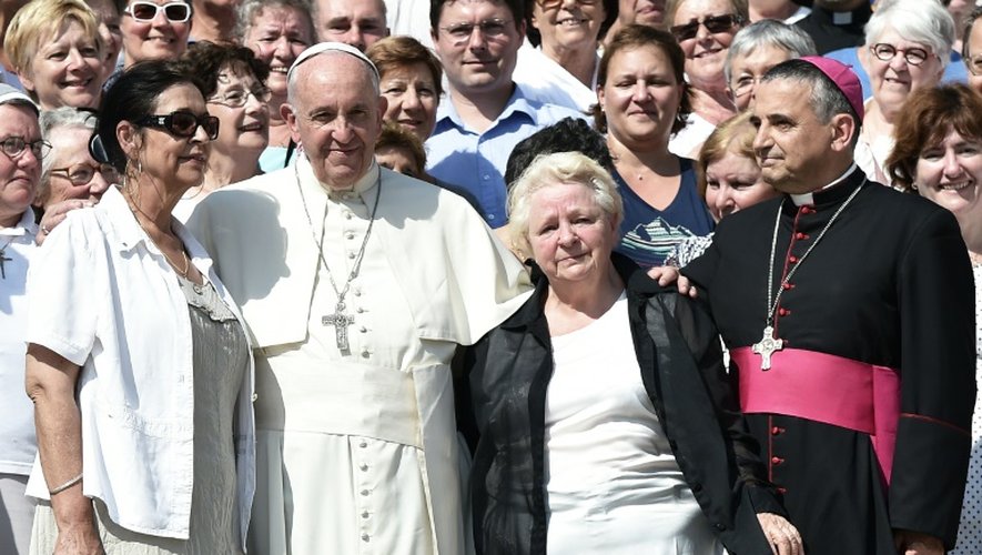 Le pape François avec Rosine Hamel, la soeur du père Jacques Hamel (2e D), et l'archevêque de Rouen, Dominique Lebrun (D), le 14 septembre 2016 au Vatican