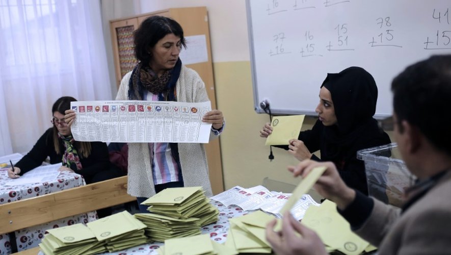 Décompte des bulletins de vote, le 1er novembre 2015 à Istanbul, lors des législatives en Turquie