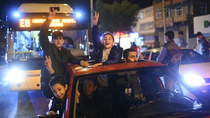 Des partisans du Parti démocratique des peuples (HDP, prokurde) font la fête à Diyarbakir (sud-est) après la fermeture des bureaux de vote le 1er novembre 2015