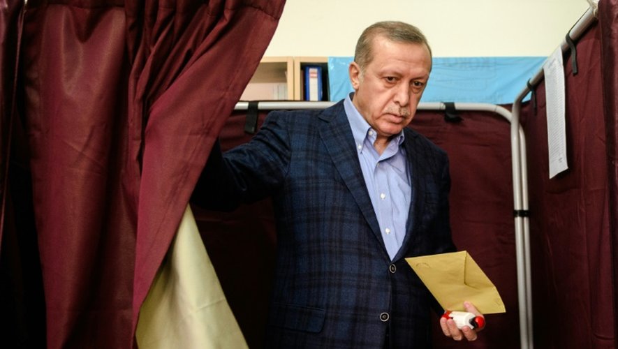 Le président Recep Tayyip Erdogan vote à Istanbul, le 1er novembre 2015