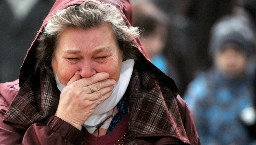 Une femme pleure en rendant hommage aux victimes à l'aéroport Pulkovo de Saint-Petersbourg, le 1er novembre 2015