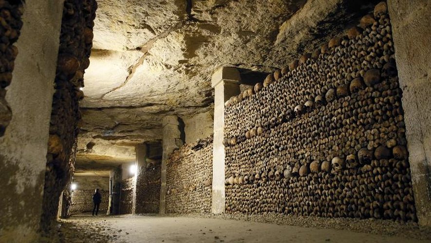 Mur d'ossements dans les Catacombes de Paris