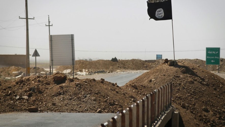 Un drapeau du groupe jihadiste Etat islamique, le 11 septembre 2014 à Rashad, en Irak