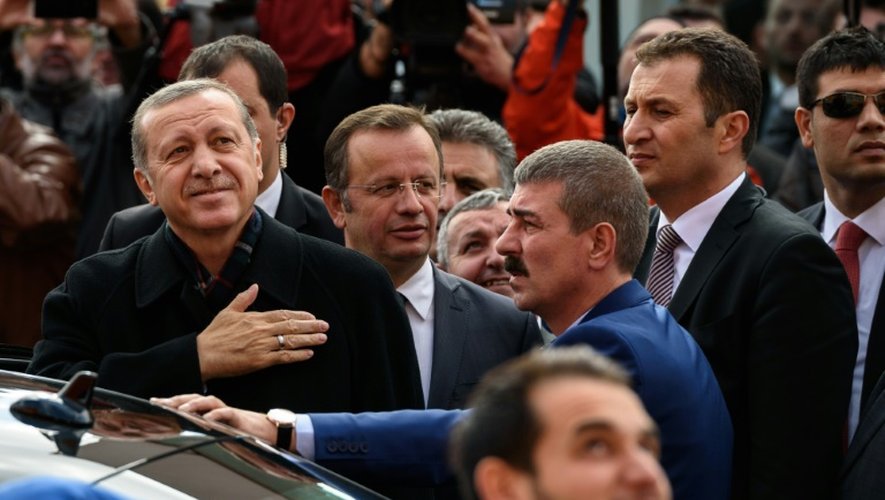Recep Tayyip Erdogan à la sortie du bureau de vote le 1er novembre 2015 à Istanbul