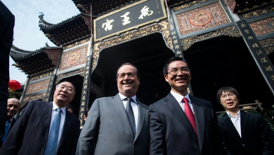 Le président français François Hollande (2e à g) et le maire de la ville Huang Qifan (g) le 2 novembre 2015 à Chongqing, en Chine