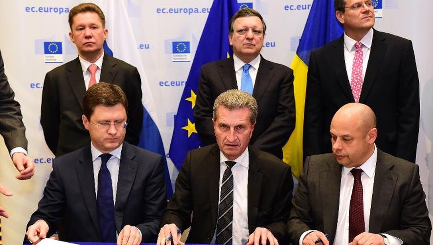 (de g à d) Le ministre russe de l'Energie Alexander Novak, le commissaire européen à l'Energie Günther Oettinger et le ministre ukrainien de l'Energie Yuri Prodan signent un accord sur la vente de gaz, le 30 octobre 2014 à Bruxelles