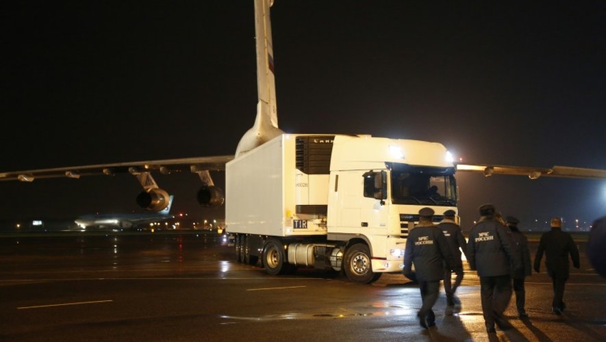L'avion transportant les corps des victimes du crash d'un charter russe en Egypte, à son arrivée le 2 novembre 2015 à Saint-Petersbourg où l'attend un véhicule de transport des corps