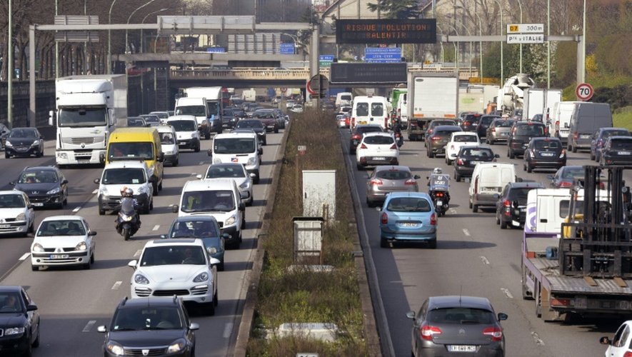 Un panneau sur le périphérique parisien indique "Risque pollution ralentir" le 10 avril 2015