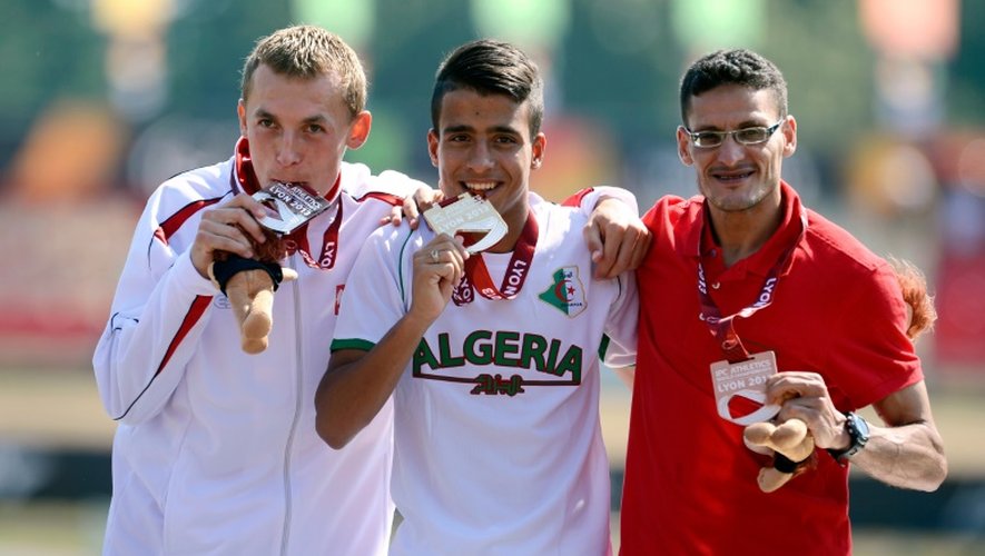 Abdelatif Baka (au milieu), le 22 juillet 2013 avec sa médaille d'or des Mondiaux IPC à Vénissieux